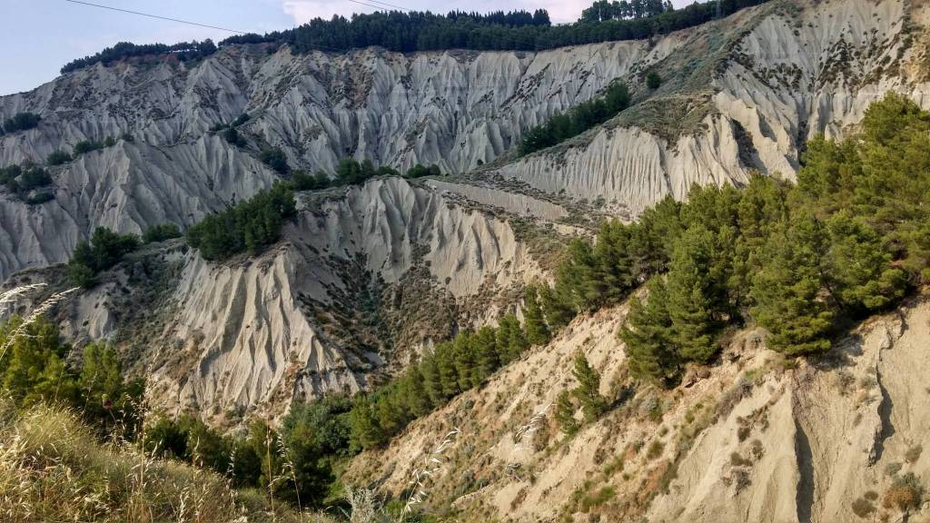 Riserva regionale Calanchi: “Cartellonistica da 60mila euro, ma un lucchetto la chiude ai turisti”