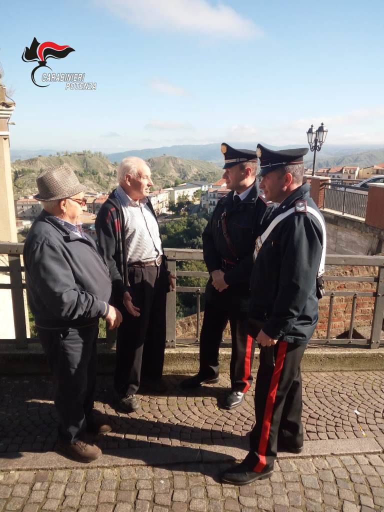 Carabinieri con anziani