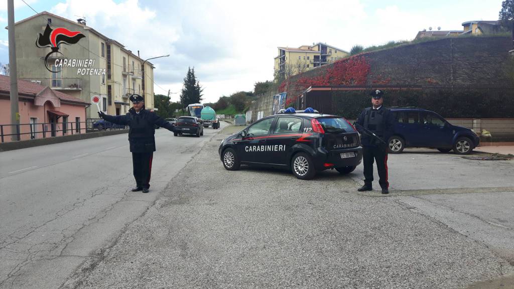 Calci e bastonate alla convivente, 43enne arrestato a Barile