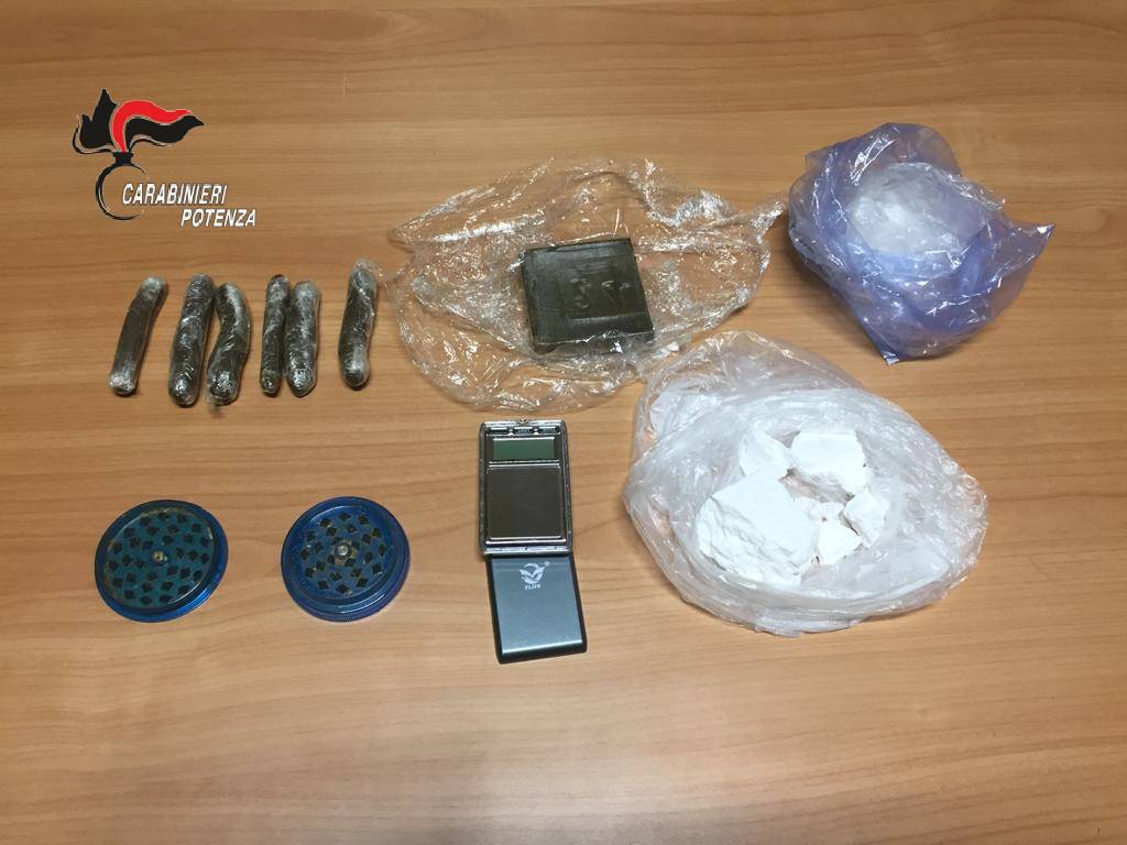 Nasconde 200 grammi di droga in casa, arrestato 22enne a Villa d’Agri