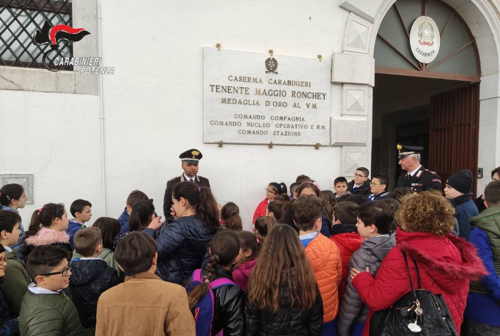 Scuola e Legalità. Alunni in visita alla Caserma Carabinieri