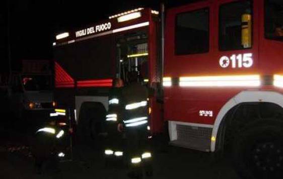 Distacco tetto palestra a Lauria, intervenuti venticinque uomini e sette automezzi dei Vigili del fuoco