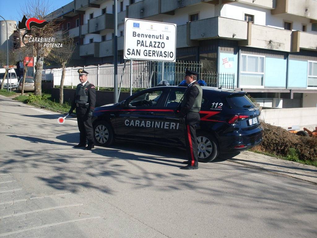 Carabinieri sventano furto d’auto dopo inseguimento