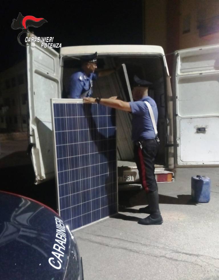 Furto di pannelli solari, carabinieri denunciano tre persone