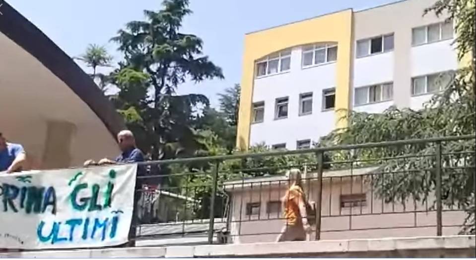 Blitz fascista a Potenza. Esponenti di destra strappano striscione davanti a una chiesa