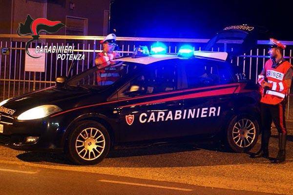 In preda a raptus minaccia di morte i genitori, i carabinieri evitano la tragedia