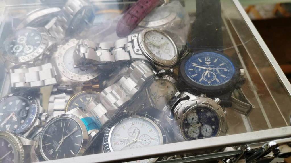 Vende orologi contraffatti in piazza a Matera, denunciato