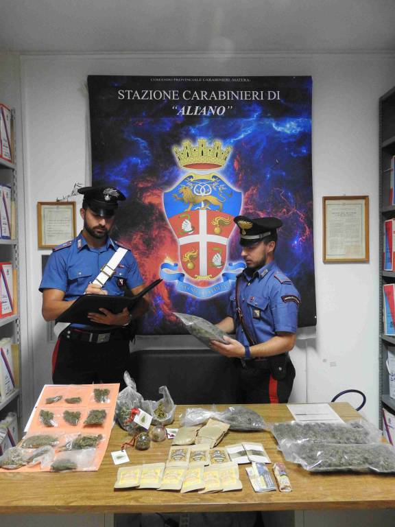 Ambulanti vendono canapa sativa. Due giovani denunciati dai Carabinieri
