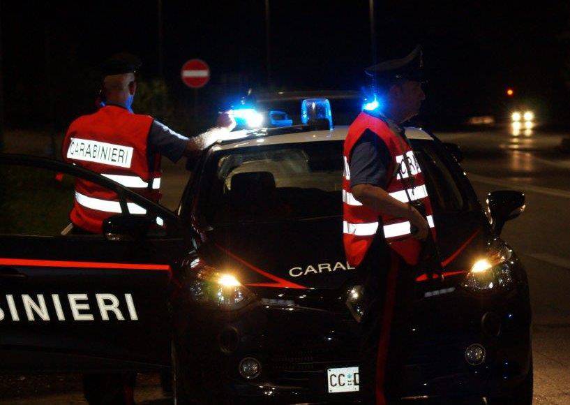 Matera, rubano mezzi in aziende e speronano carabinieri