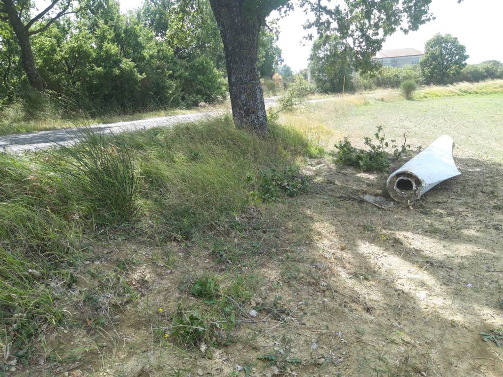 Ennesimo incidente eolico, pala si stacca e finisce a pochi metri da operai forestali al lavoro