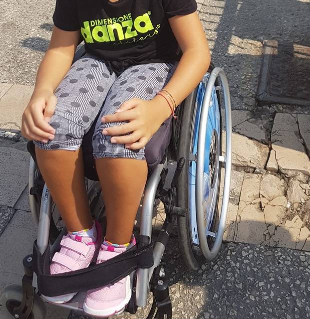 La piccola Melissa entro pochi giorni avrà la nuova sedia a rotelle