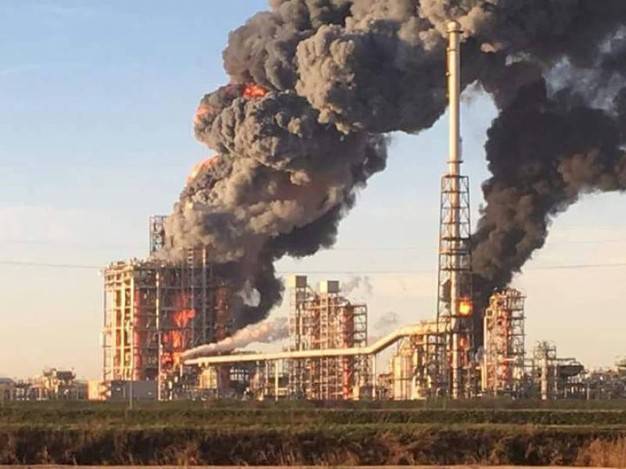 Esplosione alla raffineria Eni nel Pavese
