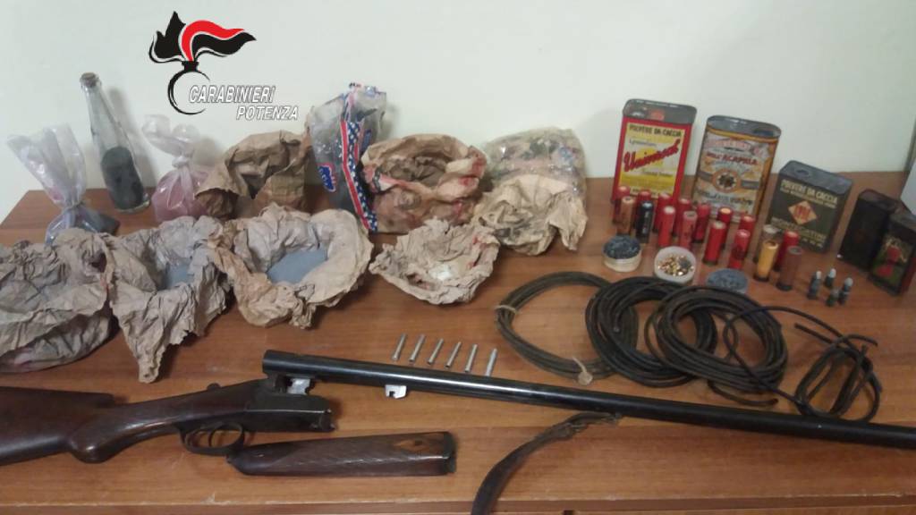 Carabinieri arrestano due sorelle. Nascondevano armi e munizioni