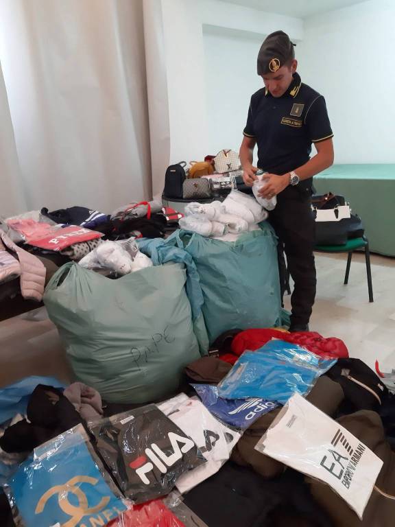 Guardia di Finanza sequestra più di mille capi contraffatti a Montalbano Jonico