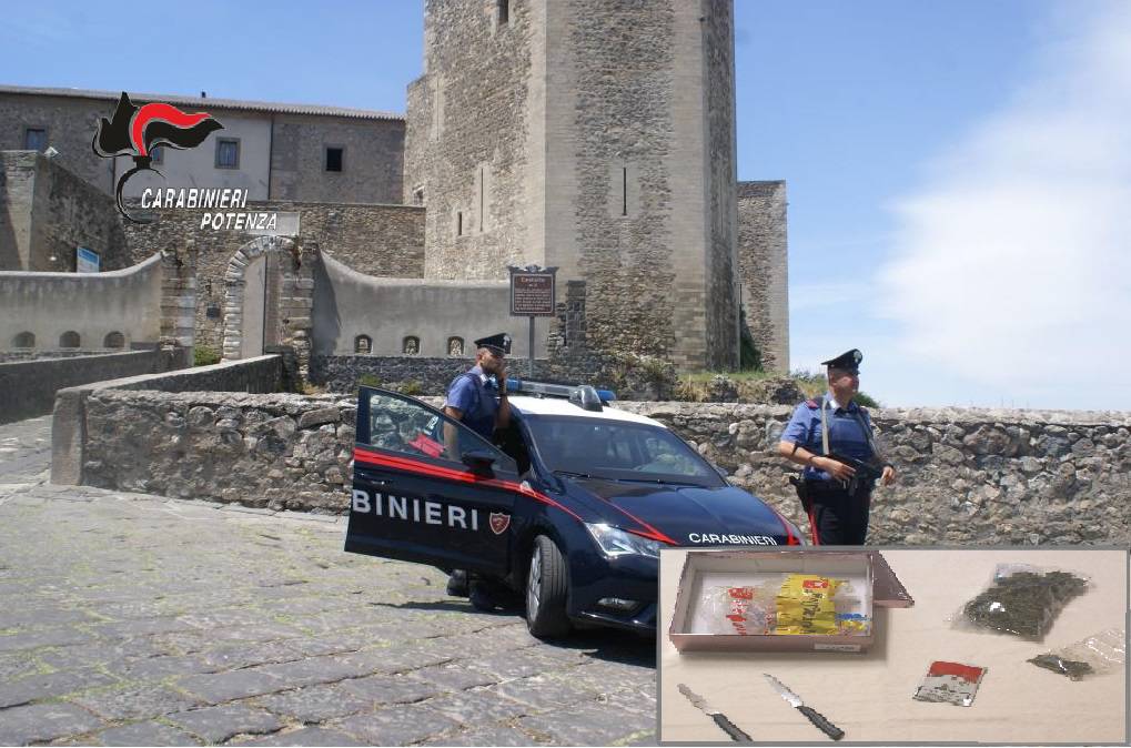 Carabinieri e droga sequestrata