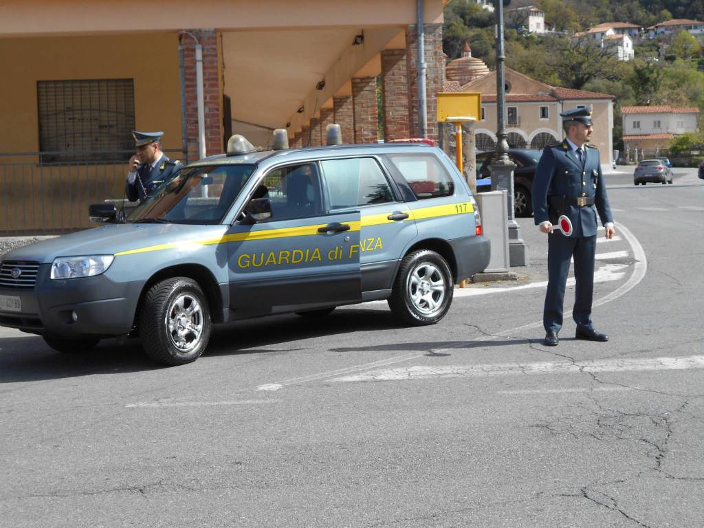 Vende benzina a basso costo, Guardia di Finanza scopre maxi evasione fiscale a Trecchina