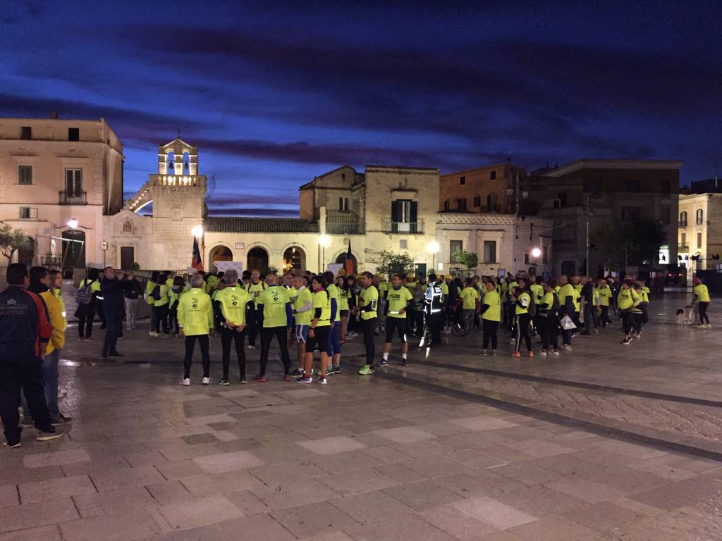 Matera svegliata all’alba dall’onda gialla