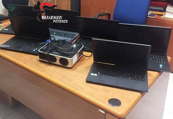 Rubano i computer della scuola: scoperti e denunciati dai Carabinieri