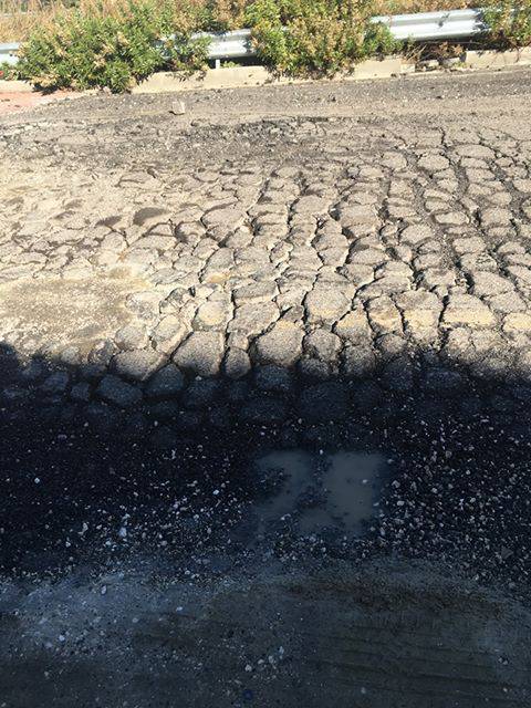 Strada Cavonica pericolosa: smottamenti e asfalto sollevato
