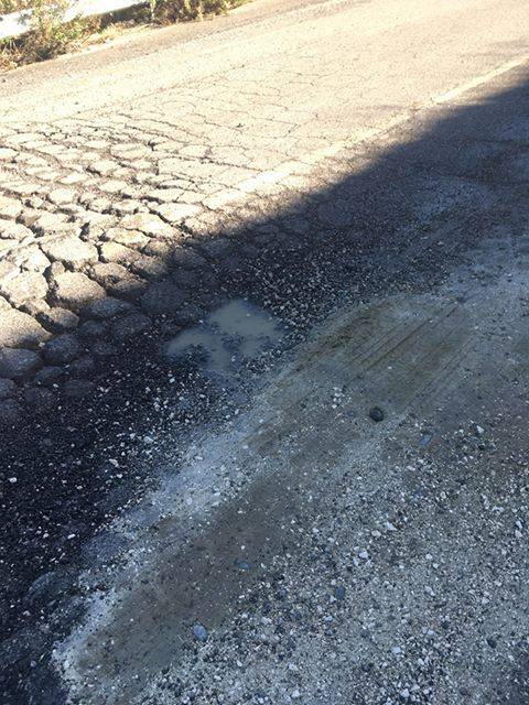 Strada Cavonica pericolosa: smottamenti e asfalto sollevato