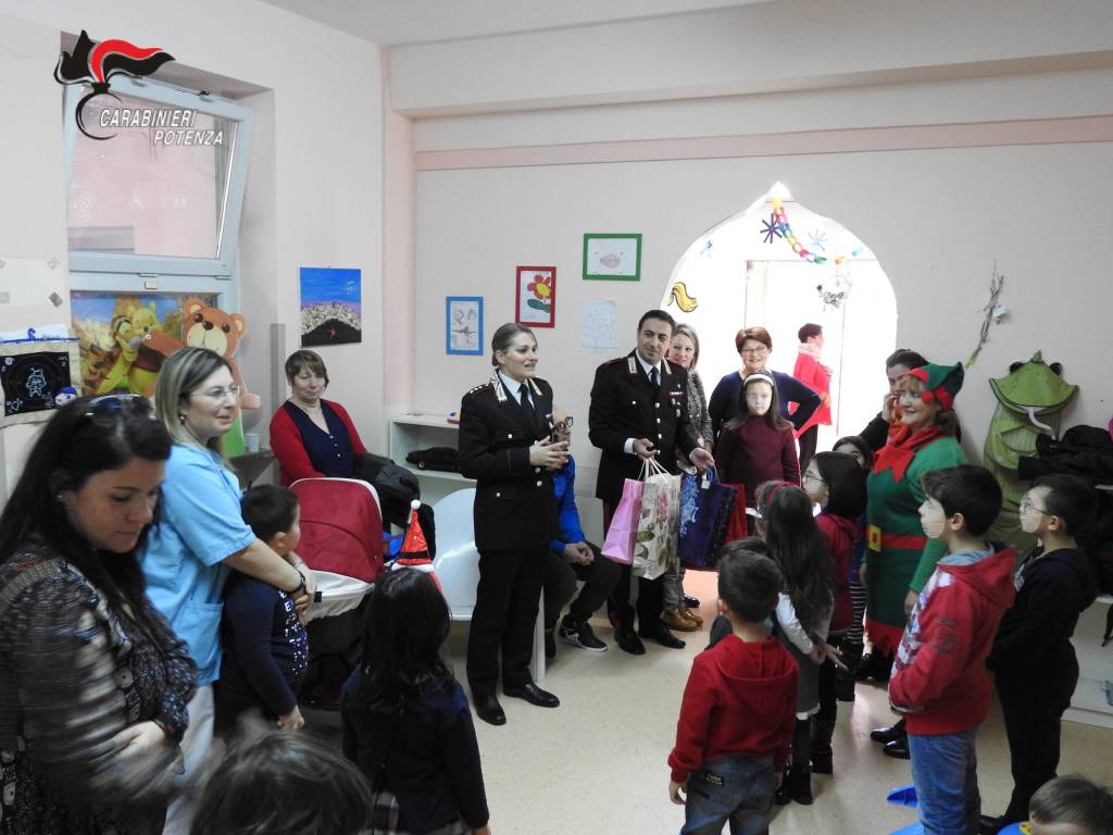Villa d’Agri. I Carabinieri in visita al Reparto di Pediatria dell’Ospedale San Pio portano doni ai piccoli pazienti