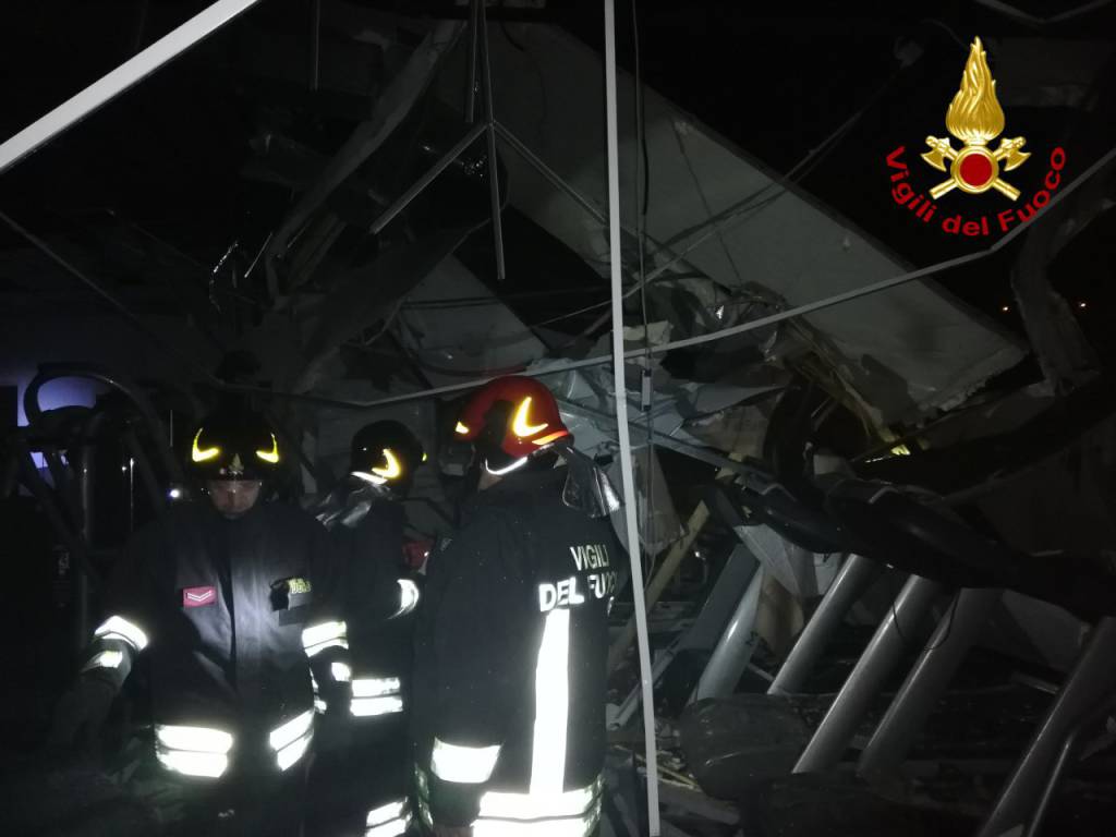 Distacco tetto palestra a Lauria, intervenuti venticinque uomini e sette automezzi dei Vigili del fuoco