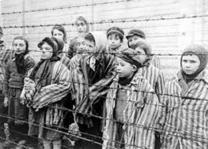 Bambini in campo di concentramento tedesco