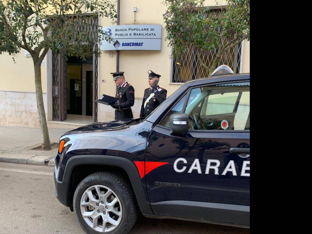Carabinieri davanti alla Banca Popolare Puglia e Basilicata di Irsina