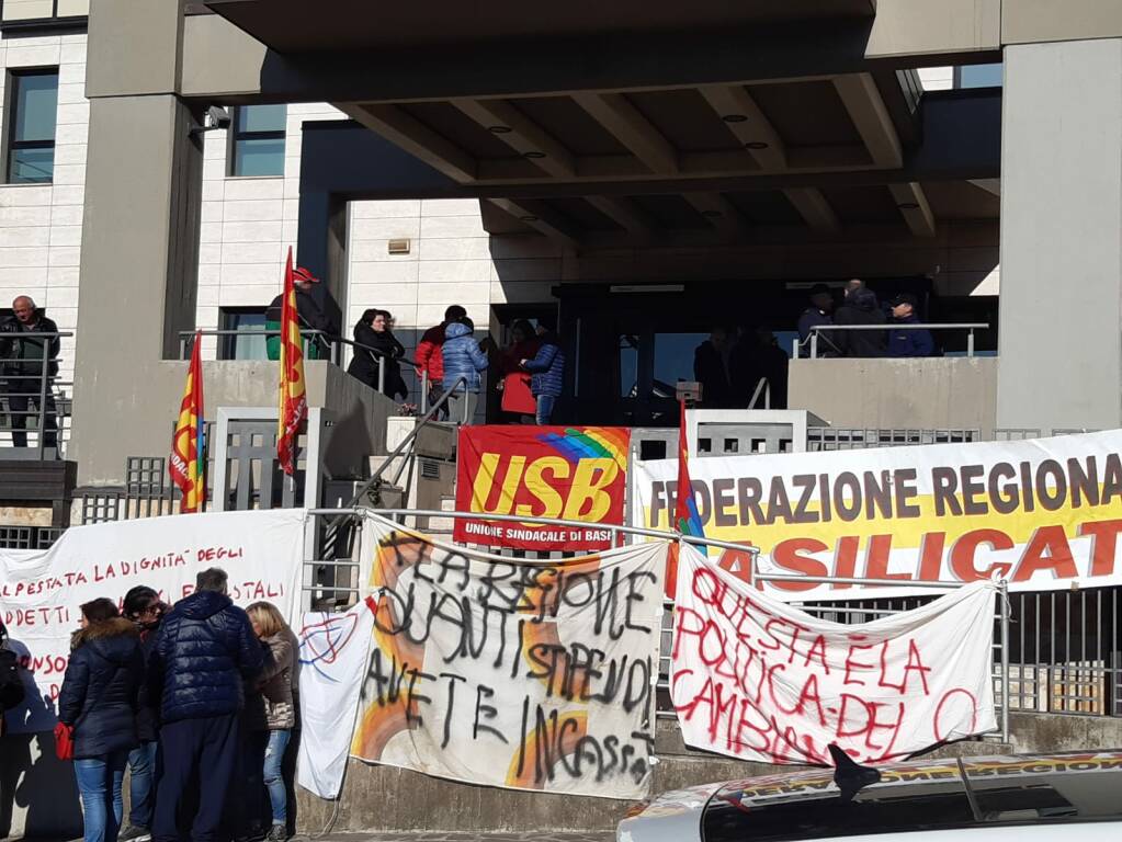 Lavoratori Tis manifestano davanti alla Regione Basilicata