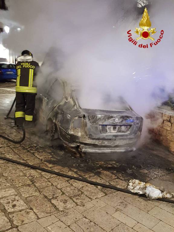 A fuoco l’automobile del vice sindaco di Vietri di Potenza. In corso accertamenti
