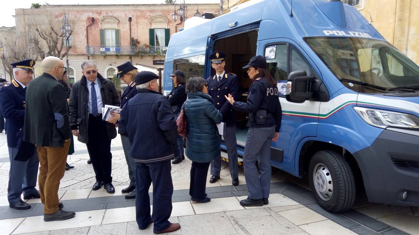 San Valentino, a Matera torna il camper della Polizia contro la violenza di genere