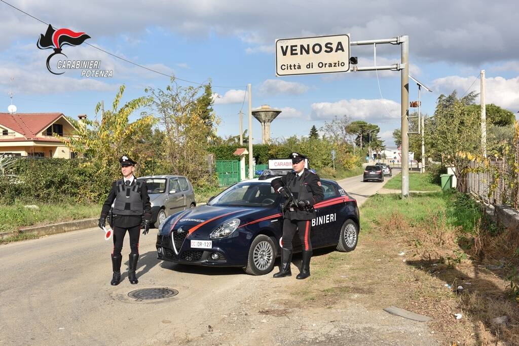 Aggredisce carabinieri con calci e pugni, arrestato a Venosa