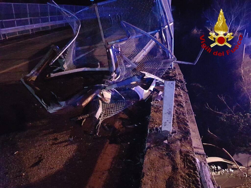 Auto sfonda guardrail e precipita da viadotto. Tre feriti a Muro Lucano