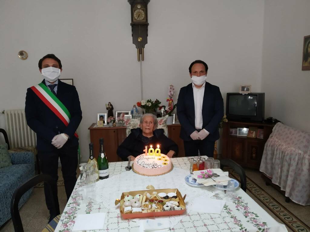 Compie 100 anni ma non può festeggiare con i parenti. Gli auguri della comunità di Banzi ad Angela