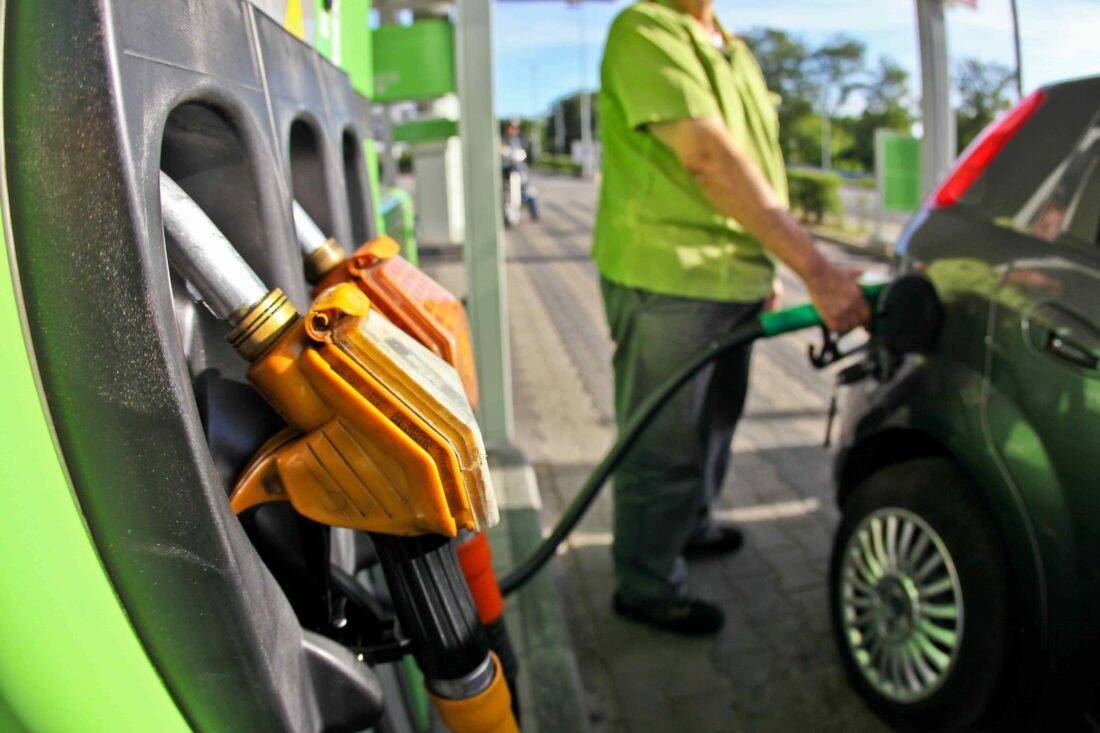Benzina e diesel, prezzi e rincari: quanto abbiamo pagato di più in un anno