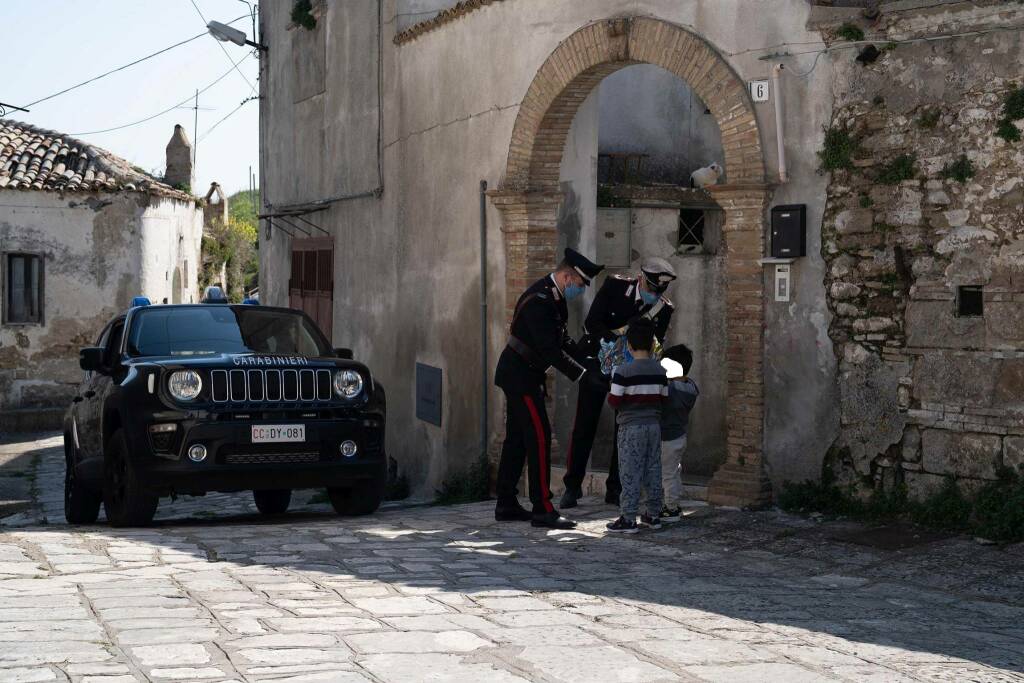 Coronavirus e solidarietà. I carabinieri di Grottole donano un sorriso ai bambini