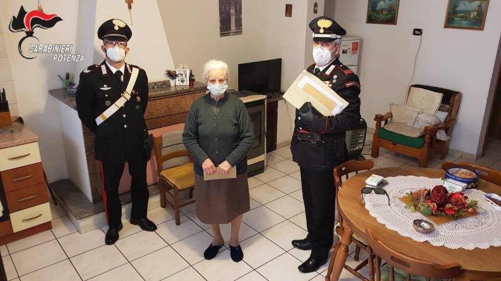 Nei giorni del coronavirus i Carabinieri consegnano le pensioni agli anziani