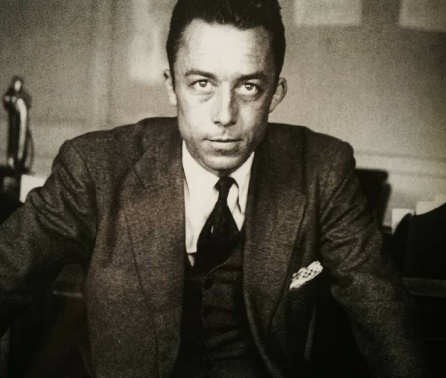 Camus ci invita a restare sempre svegli tra la bellezza e l’inferno