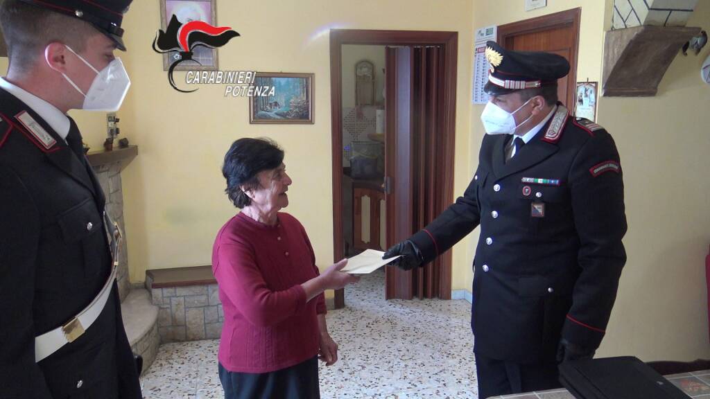 Nei giorni dell’emergenza coronavirus i Carabinieri consegnano pensioni agli anziani