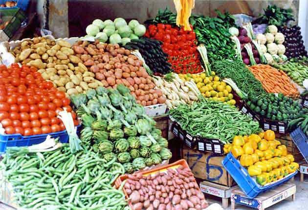 Matera, prezzi di frutta e verdura lievitati nei mercati e dagli ambulanti. Adiconsum e Federconsumatori chiedono controlli