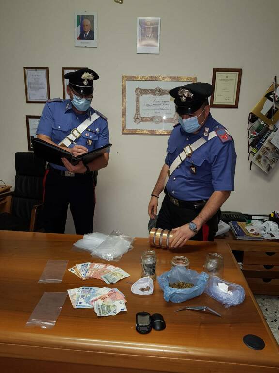 Carabinieri e droga sequestrata