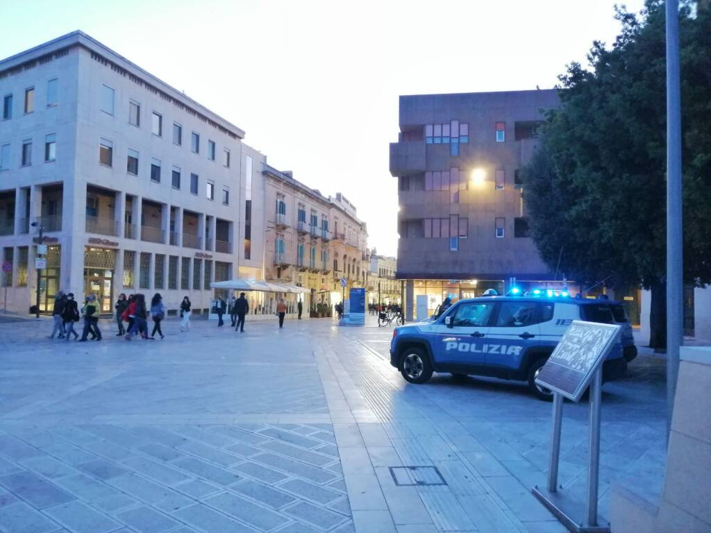 Matera, picchia la compagna per strada e grazie a un video finito sui social interviene la Polizia