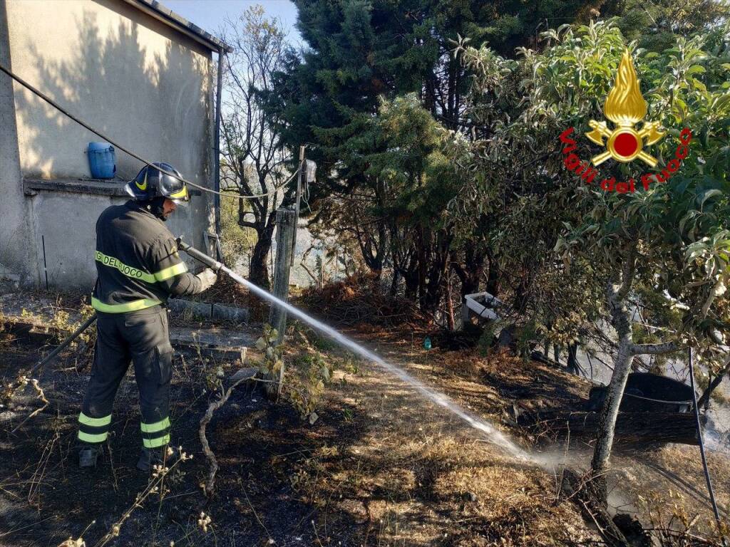 Vasto incendio a Vaglio (Potenza), intervenuti vigili del fuoco