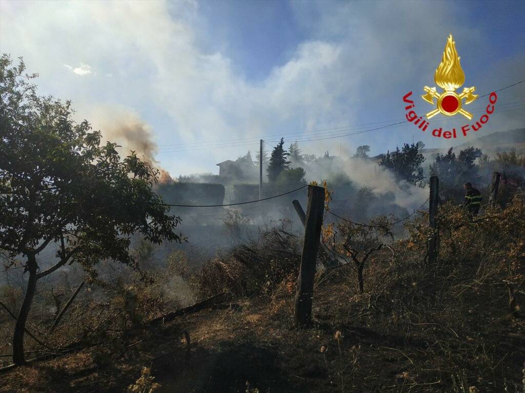 Vasto incendio a Vaglio (Potenza), intervenuti vigili del fuoco