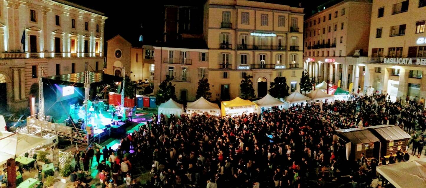 Potenza. Non esiste il Covid: il sindaco leghista autorizza festa della birra in piazza