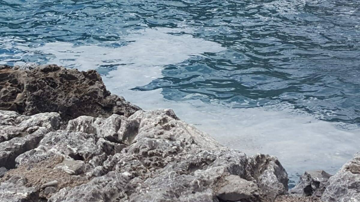 Chiazze in mare a Maratea, in località Acquafredda incredulità e rabbia dei bagnanti