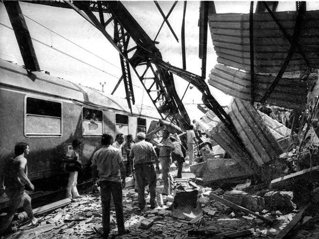 Quel sabato di orrore: 40 anni fa l’esplosione alla stazione di Bologna, 85 vittime e 200 feriti