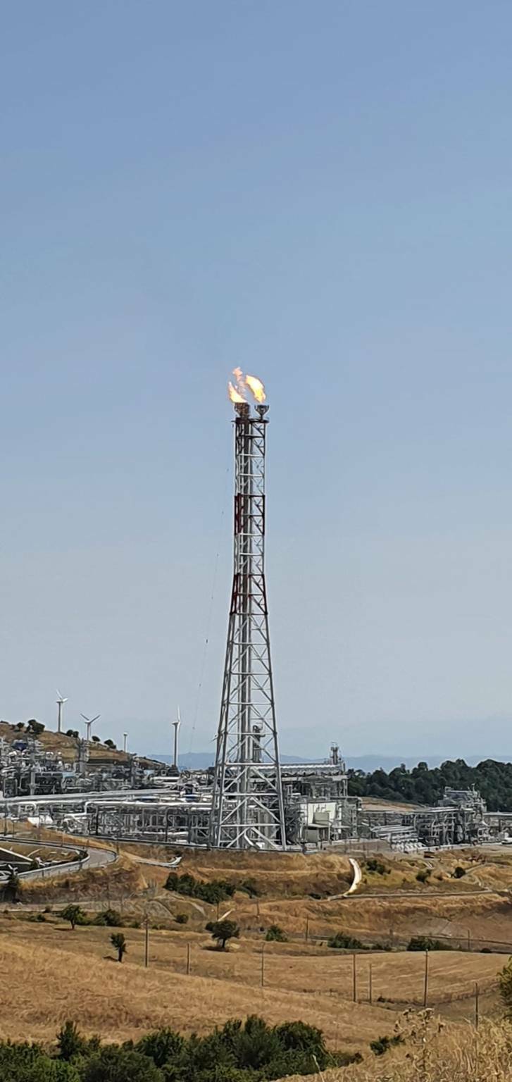 A Tempa Rossa si tira petrolio alla grande: oggi nuova fiammata oltre misura, 25 metri di fuoco