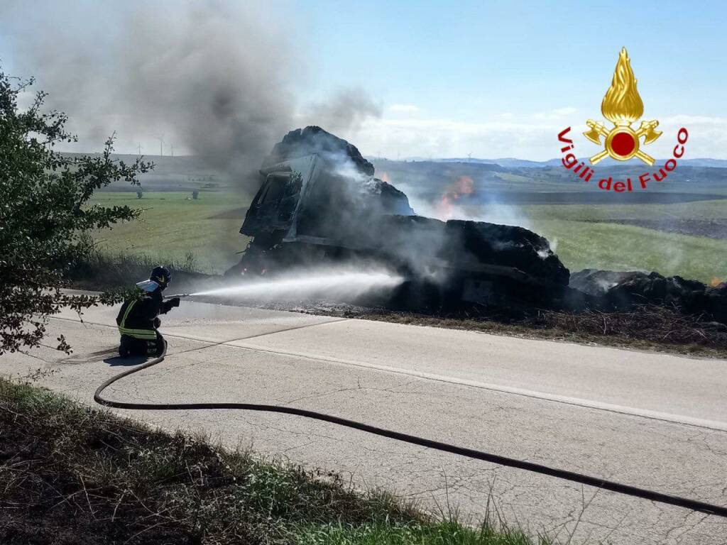 Spinazzola (Bari): si incendia autotreno, in soccorso i Vigili del fuoco del Comando di Potenza