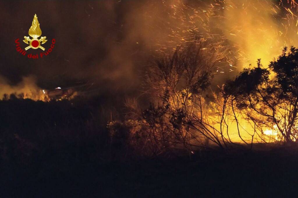 Notte di fuoco a Noepoli,  incendio domato dai Vigili del fuoco